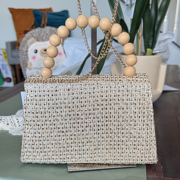 Elegant Beige Woven Handbag with Wooden Handle - Picture 4 of 10